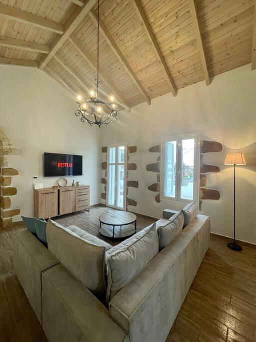 Villa Eftychia Serene Getaway With Hot Tub In A Quiet Location Kíssamos Eksteriør bilde